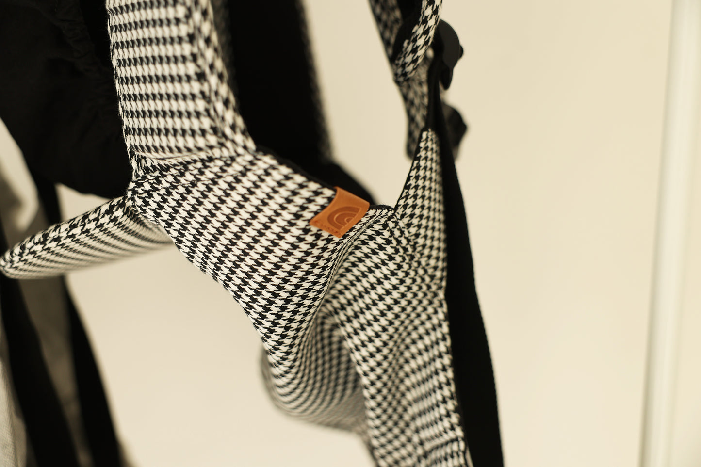 DMANGD Illi Baby Carrier in Houndstooth