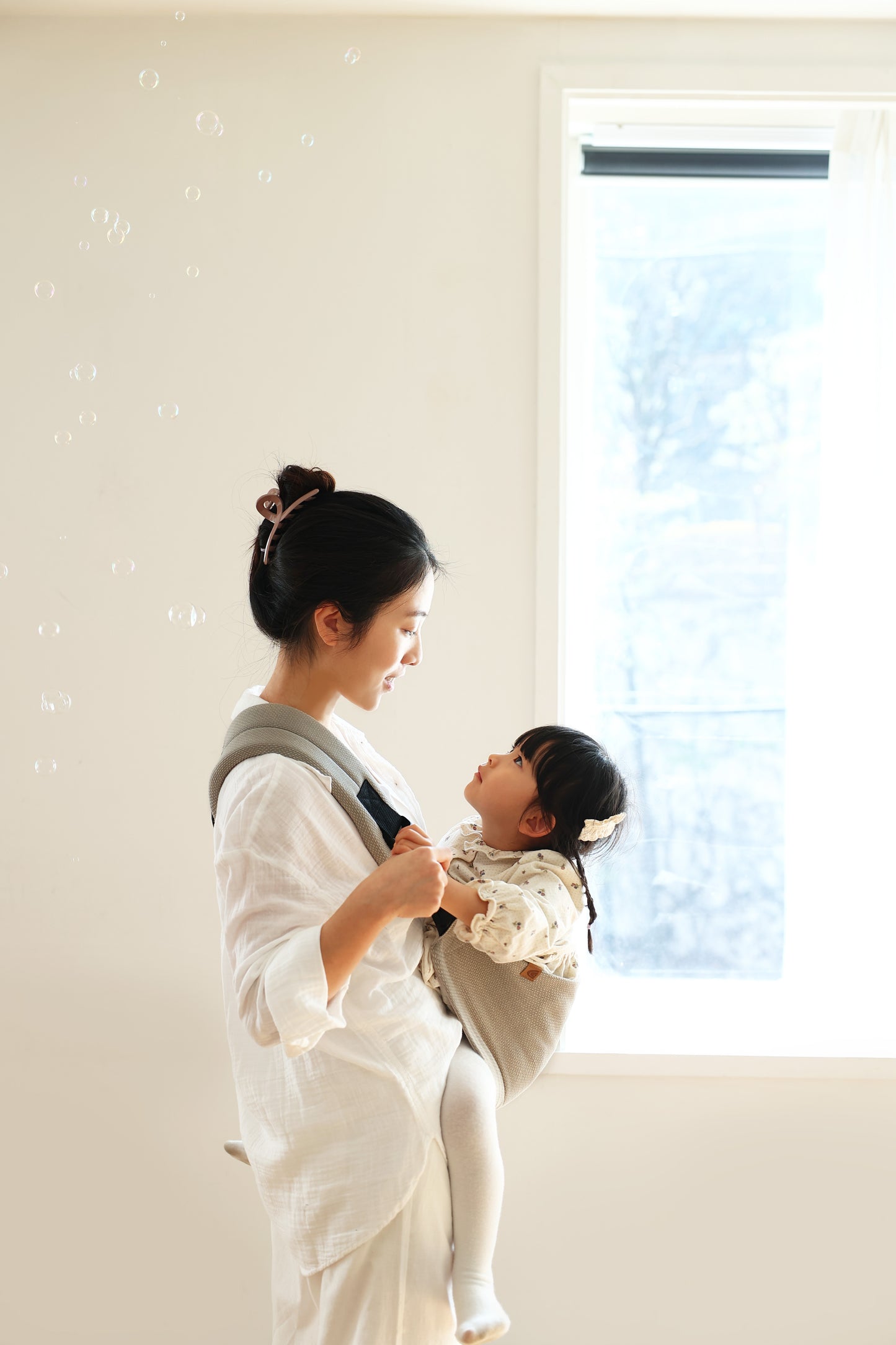 DMANGD Meli Side Hip Seat Carrier in Warm Gray